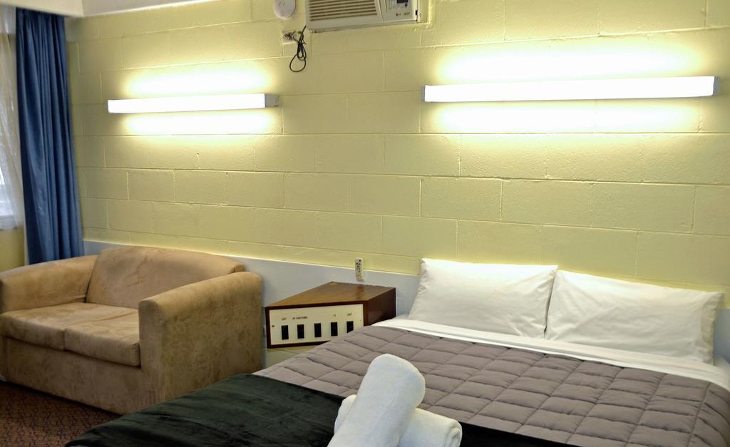 Charles Sturt Motor Inn West Wyalong Zewnętrze zdjęcie